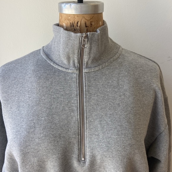 Everlane Sweatshirt Cropped Style with Zipper Front and Winged Ribbed Collar - Picture 6 of 9